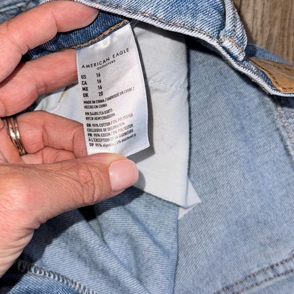 American Eagle • Pleated Denim Mom High Rise Shorts - Picture 4 of 9